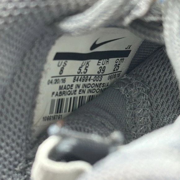 gray & white Nike Roshe One running shoes size 8 - Picture 6 of 6